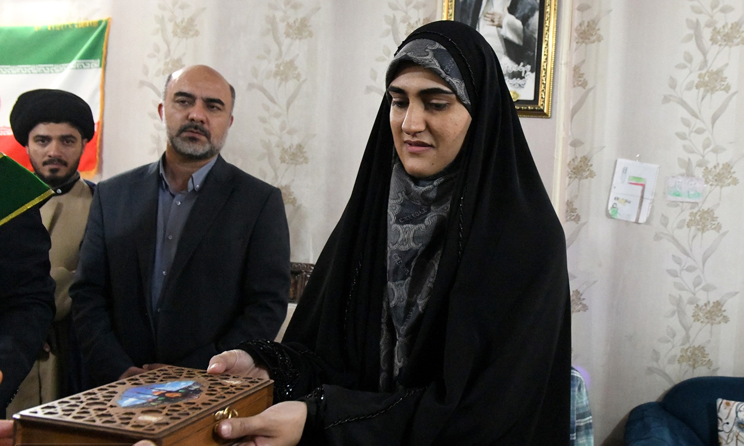 دیدار با خانواده شهید «امیرحسین طاووسی» در سهشنبههای تکریم شهدایی/تقدیم لوح تقدیر مشاور وزیر فرهنگ و رییس ستاد هماهنگی کانونهای مساجد کشور