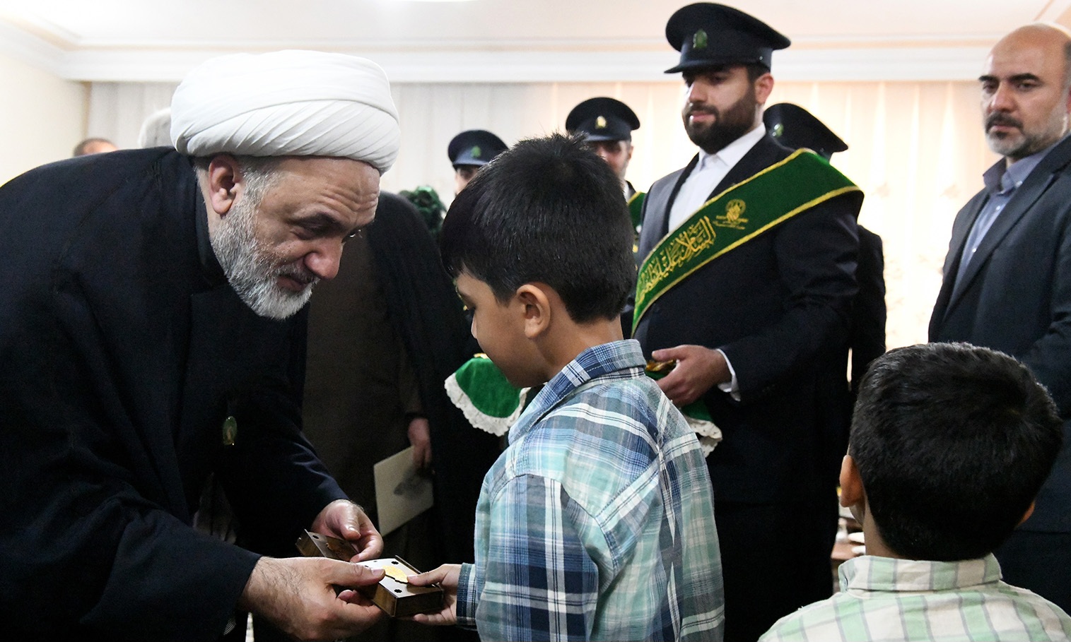 دیدار با خانواده شهید «امیرحسین طاووسی» در سهشنبههای تکریم شهدایی/تقدیم لوح تقدیر مشاور وزیر فرهنگ و رییس ستاد هماهنگی کانونهای مساجد کشور