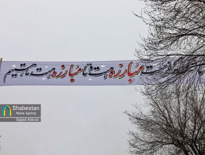 معلمان خوشنویس در خط مقدم فرهنگ؛ پارچه‌نویسی‌های جهادی در شهرکرد