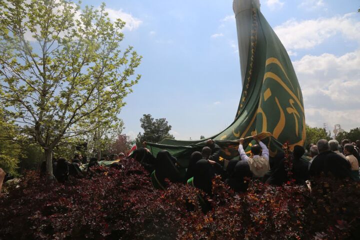 آیین برافراشتن پرچم متبرک به نام امام رضا(ع) در کرمانشاه برگزار شد