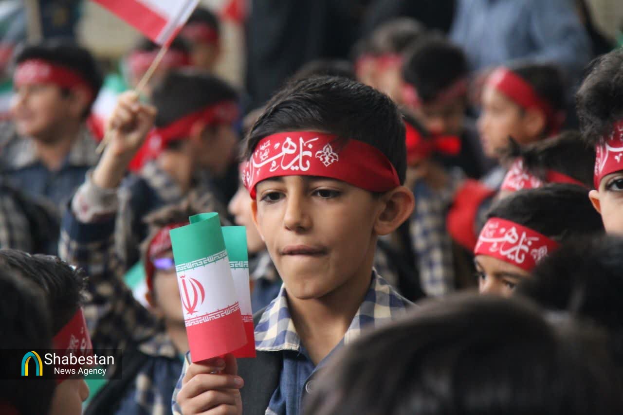 «یادواره اشک و گُل» : تکیه تاریخی حاج عبدالله خان آران و بیدگل، در سوگِ ۱۶۸ لاله میناب؛ گلابِ دلدادگی میفشاند