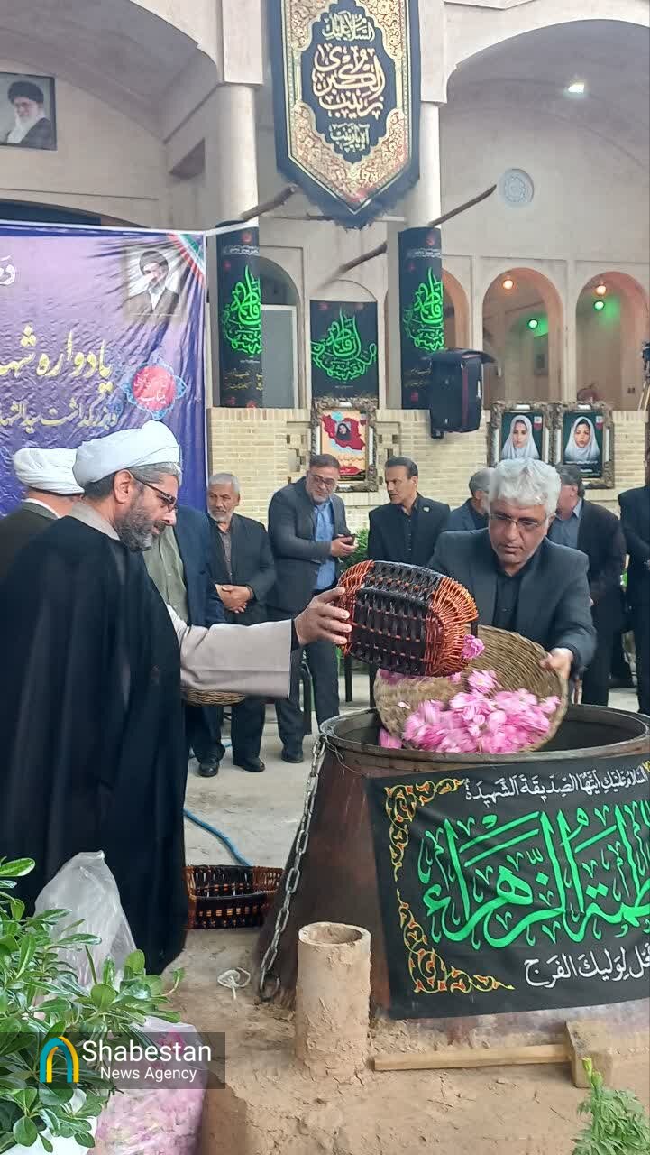 «یادواره اشک و گُل» : تکیه تاریخی حاج عبدالله خان آران و بیدگل، در سوگِ ۱۶۸ لاله میناب؛ گلابِ دلدادگی میفشاند