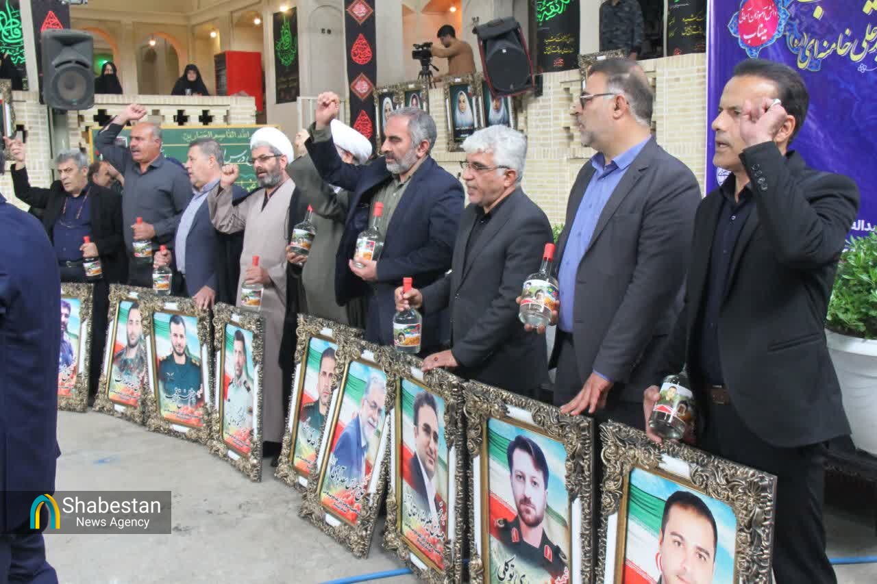 «یادواره اشک و گُل» : تکیه تاریخی حاج عبدالله خان آران و بیدگل، در سوگِ ۱۶۸ لاله میناب؛ گلابِ دلدادگی میفشاند