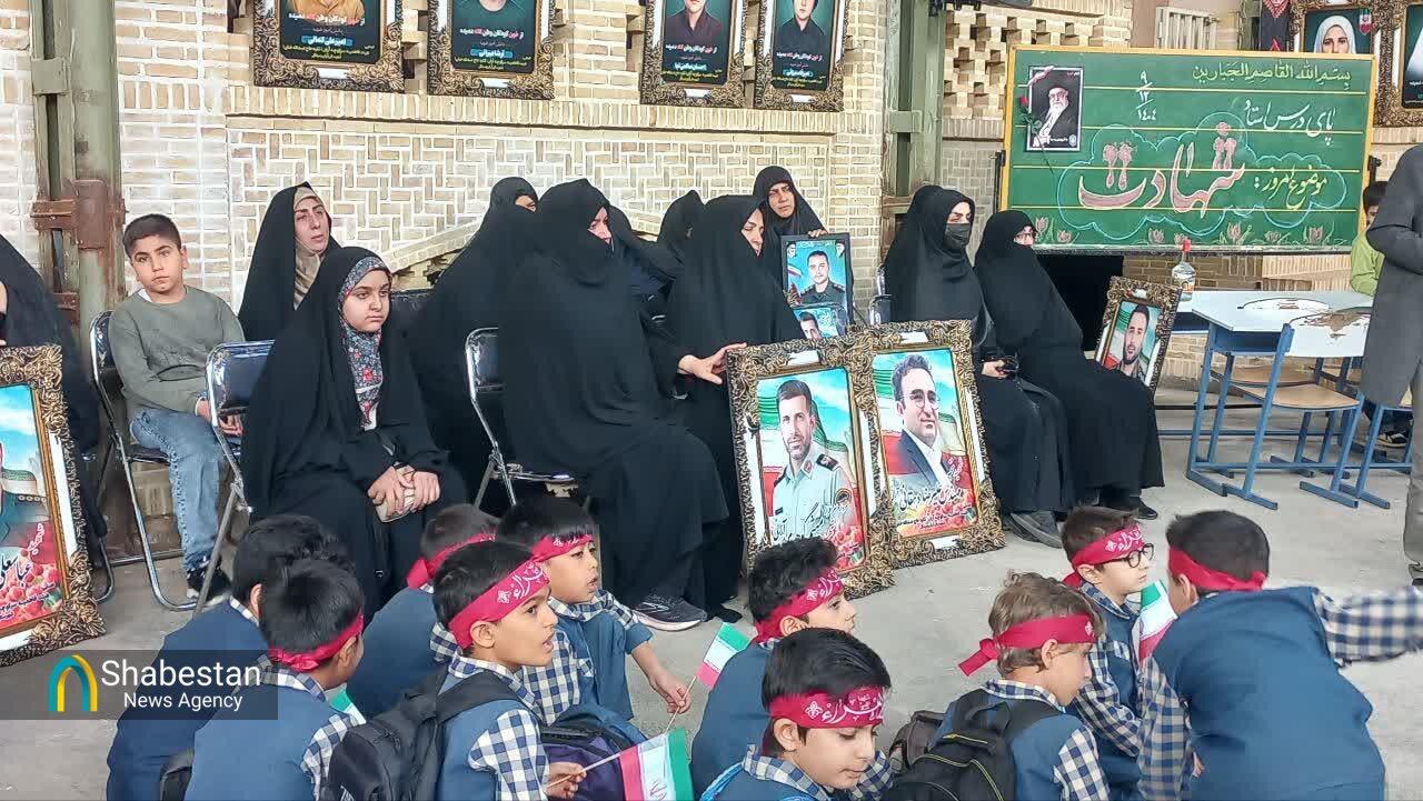 «یادواره اشک و گُل» : تکیه تاریخی حاج عبدالله خان آران و بیدگل، در سوگِ ۱۶۸ لاله میناب؛ گلابِ دلدادگی میفشاند