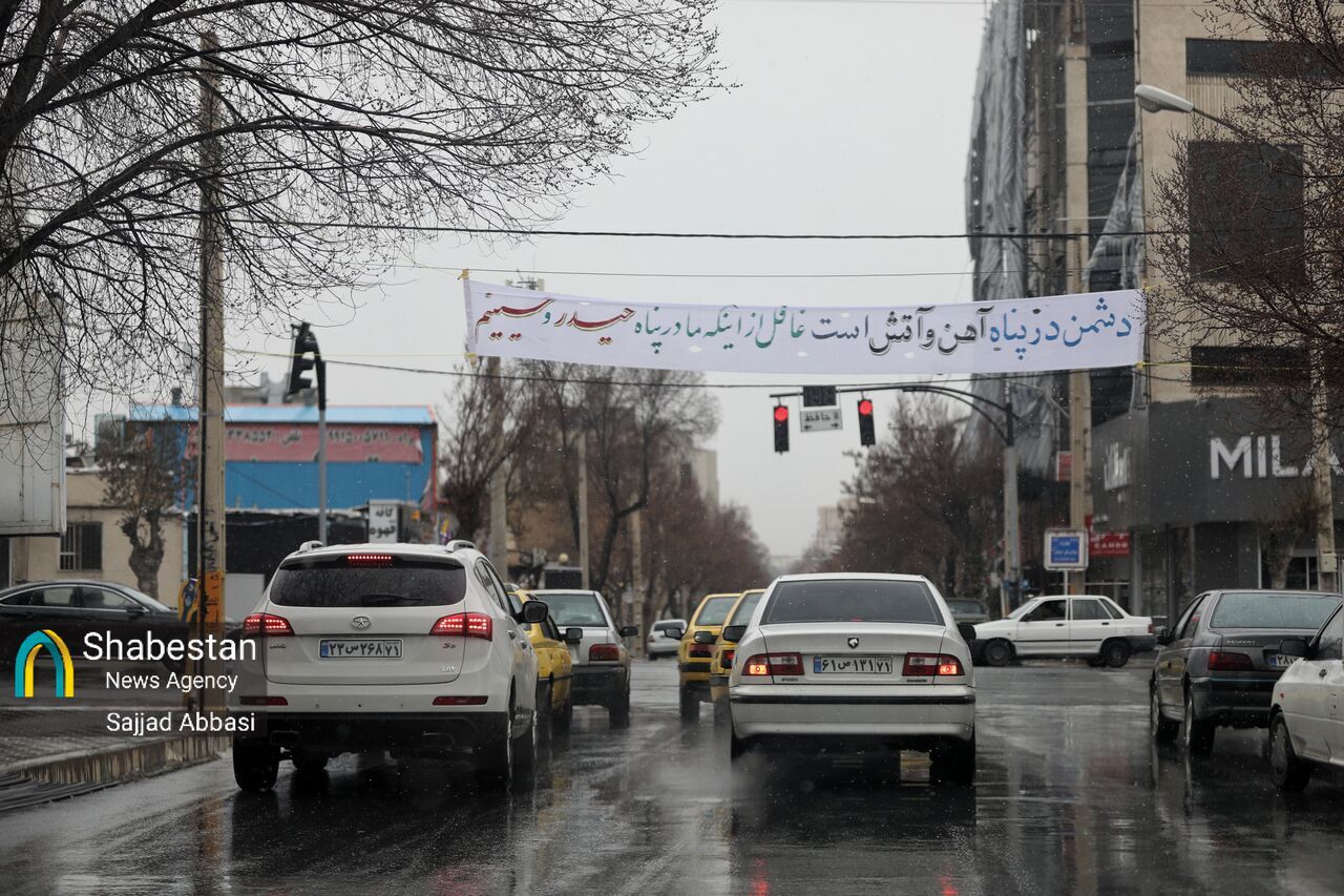 معلمان خوشنویس در خط مقدم فرهنگ؛ پارچهنویسیهای جهادی در شهرکرد