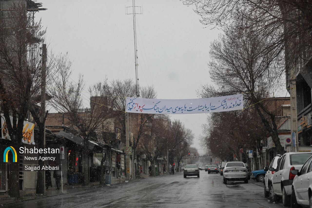 معلمان خوشنویس در خط مقدم فرهنگ؛ پارچهنویسیهای جهادی در شهرکرد