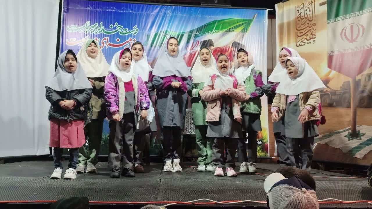«زنگ تکلیف» در اراک به صدا درآمد / روایت هنرمندان بسیجی از مدرسه میناب
