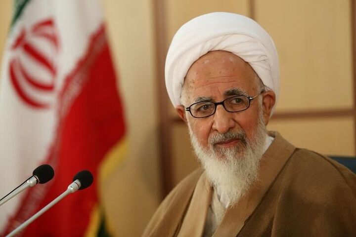 معلمان چراغ هدایت جامعه‌ هستند