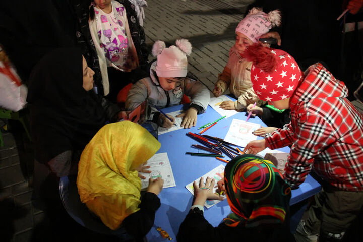 کتابخانه سیار اراک به پاتوق فرهنگی امت مبعوث شده در میدان شهدا تبدیل شده است 