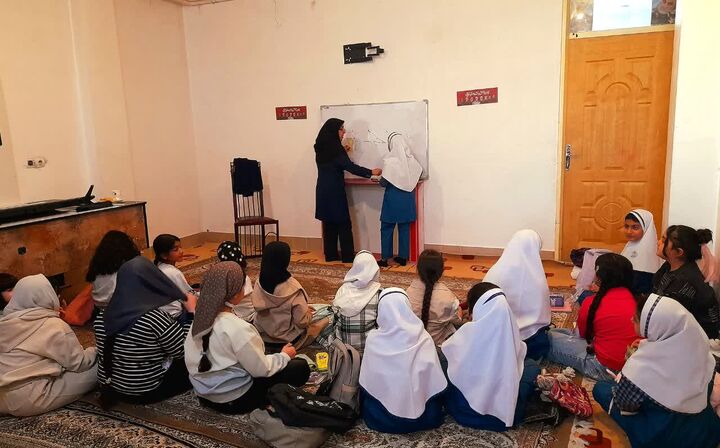 وقتی مسجد کلاس درس می‌شود؛ یاد شهدای دانش‌آموز در کانون حضرت ولی‌عصر(عج) بروجن زنده ماند