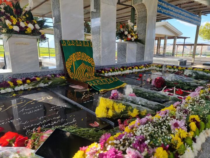 مزار شهدای ۵ عضو خانواده بازگیر متبرک به پرچم امام رضا(ع) شد