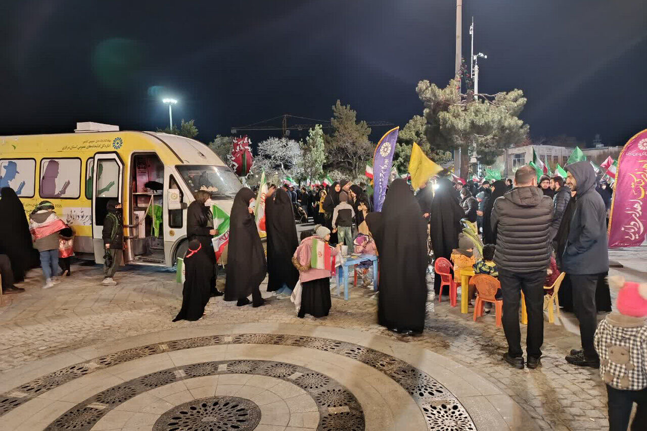 کتابخانه سیار اراک به پاتوق فرهنگی امت مبعوث شده در میدان شهدا تبدیل شده است&nbsp;