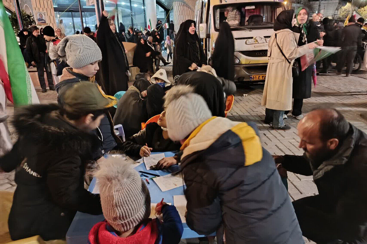 کتابخانه سیار اراک به پاتوق فرهنگی امت مبعوث شده در میدان شهدا تبدیل شده است&nbsp;