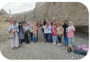 دختران مسجدی هشتبندی در اردوی گردشگری از یاد دانش‌آموزان شهید دبستان شجره‌طیبه غافل نماندند
