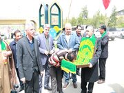 سنندج در آغوش بیرق رضوی؛ بوسه‌های عاشقانه مردم و خانواده شهدا بر پرچم حرم