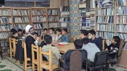 حلقه‌های صمیمی در شبستان مسجد؛ روحانی‌ای که نوجوانان را پای گفت‌وگو نشاند