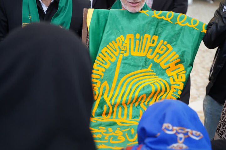 حضور کاروان پرچم و خدام حرم رضوی در منزل شهید والامقام مهدی حیدری