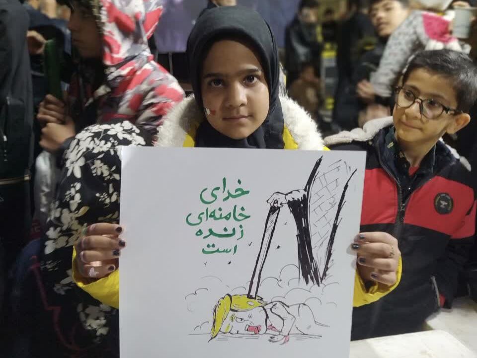 هنر، سلاحِ برّانِ «خونخواهی»؛ وقتی بومِ نقاشی در سنگر مسجد به خروش میآید