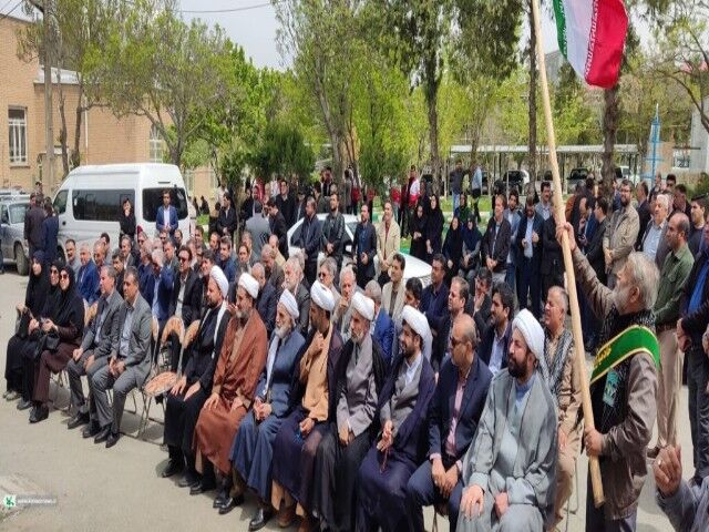 سنندج در آغوش بیرق رضوی؛ بوسه‌های عاشقانه مردم و خانواده شهدا بر پرچم حرم