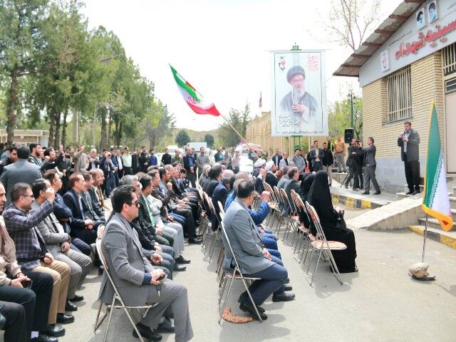 سنندج در آغوش بیرق رضوی؛ بوسه‌های عاشقانه مردم و خانواده شهدا بر پرچم حرم