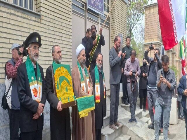 سنندج در آغوش بیرق رضوی؛ بوسه‌های عاشقانه مردم و خانواده شهدا بر پرچم حرم