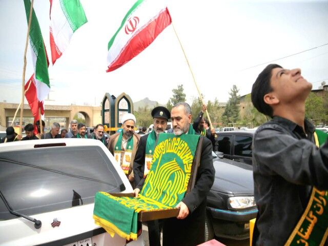 سنندج در آغوش بیرق رضوی؛ بوسه‌های عاشقانه مردم و خانواده شهدا بر پرچم حرم