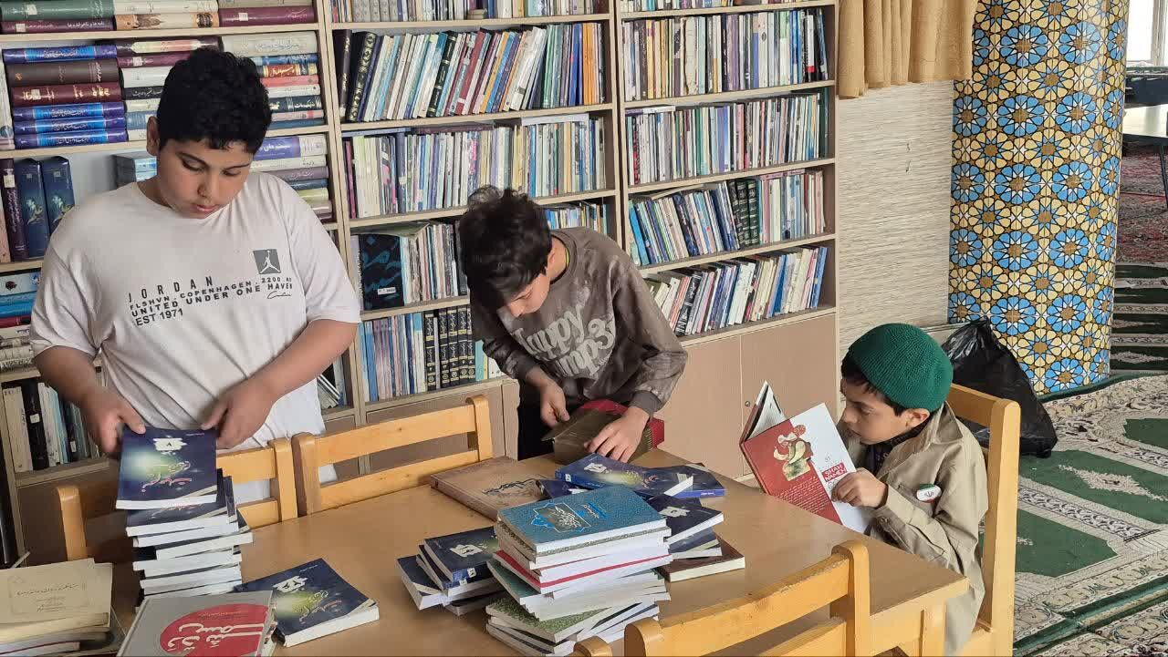 حلقههای صمیمی در شبستان مسجد؛ روحانیای که نوجوانان را پای گفتوگو نشاند