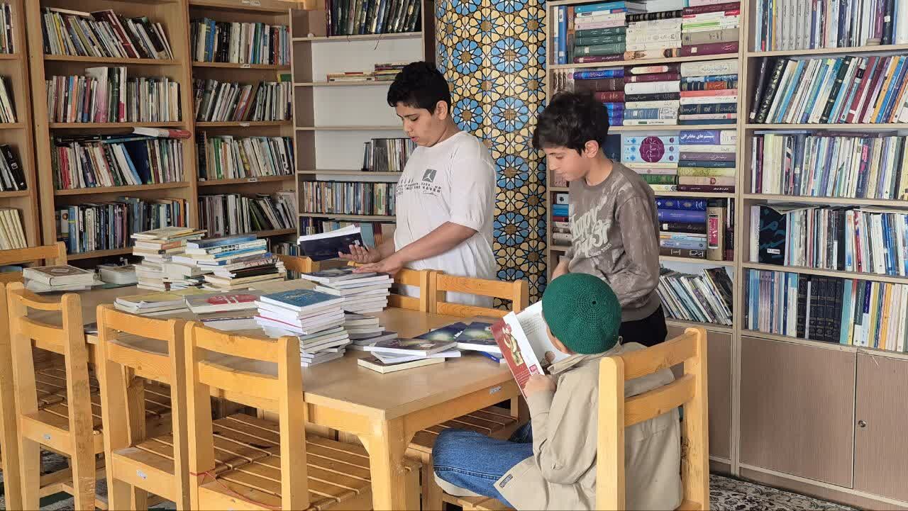 حلقه‌های صمیمی در شبستان مسجد؛ روحانی‌ای که نوجوانان را پای گفت‌وگو نشاند