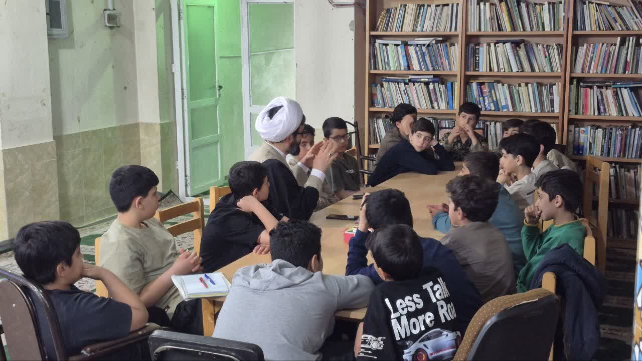 حلقه‌های صمیمی در شبستان مسجد؛ روحانی‌ای که نوجوانان را پای گفت‌وگو نشاند