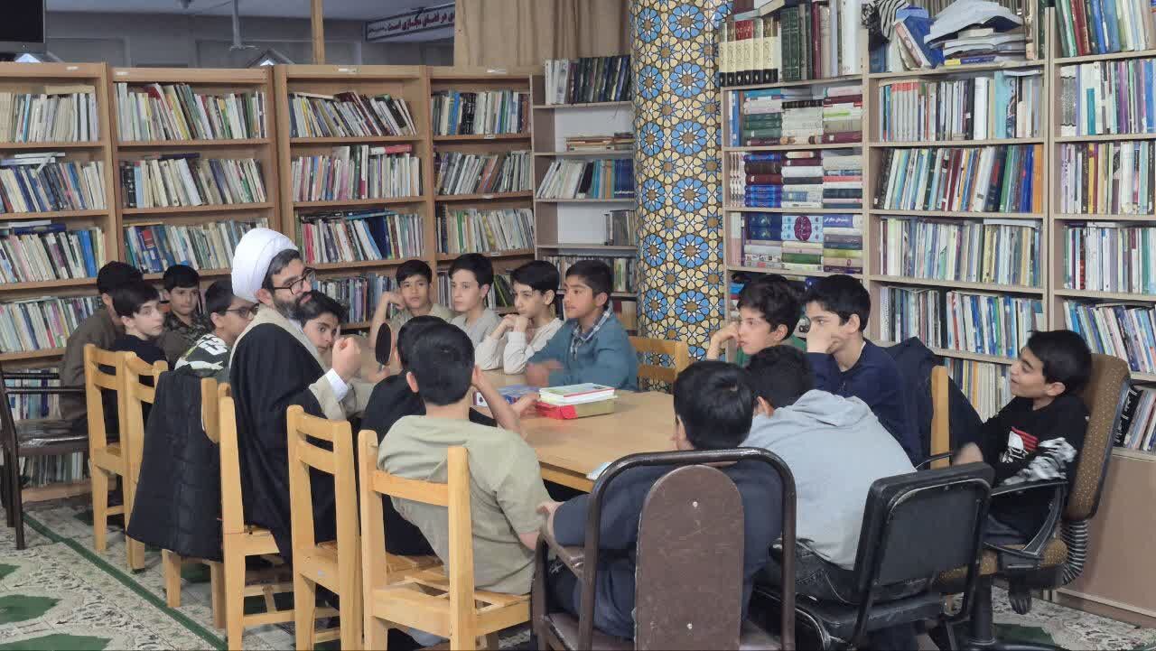 حلقه‌های صمیمی در شبستان مسجد؛ روحانی‌ای که نوجوانان را پای گفت‌وگو نشاند