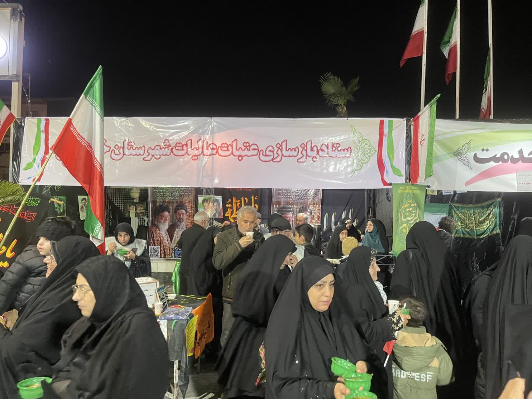 موکب عتبات عالیات خمام؛ از پلاکاردنویسی نوجوانان تا پذیرایی از مردم در شب‌های جنگ