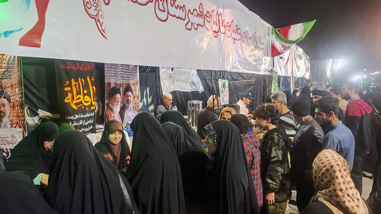 موکب عتبات عالیات خمام؛ از پلاکاردنویسی نوجوانان تا پذیرایی از مردم در شبهای جنگ