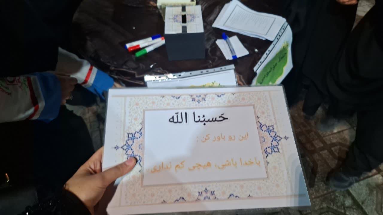 موکب عتبات عالیات خمام؛ از پلاکاردنویسی نوجوانان تا پذیرایی از مردم در شب‌های جنگ