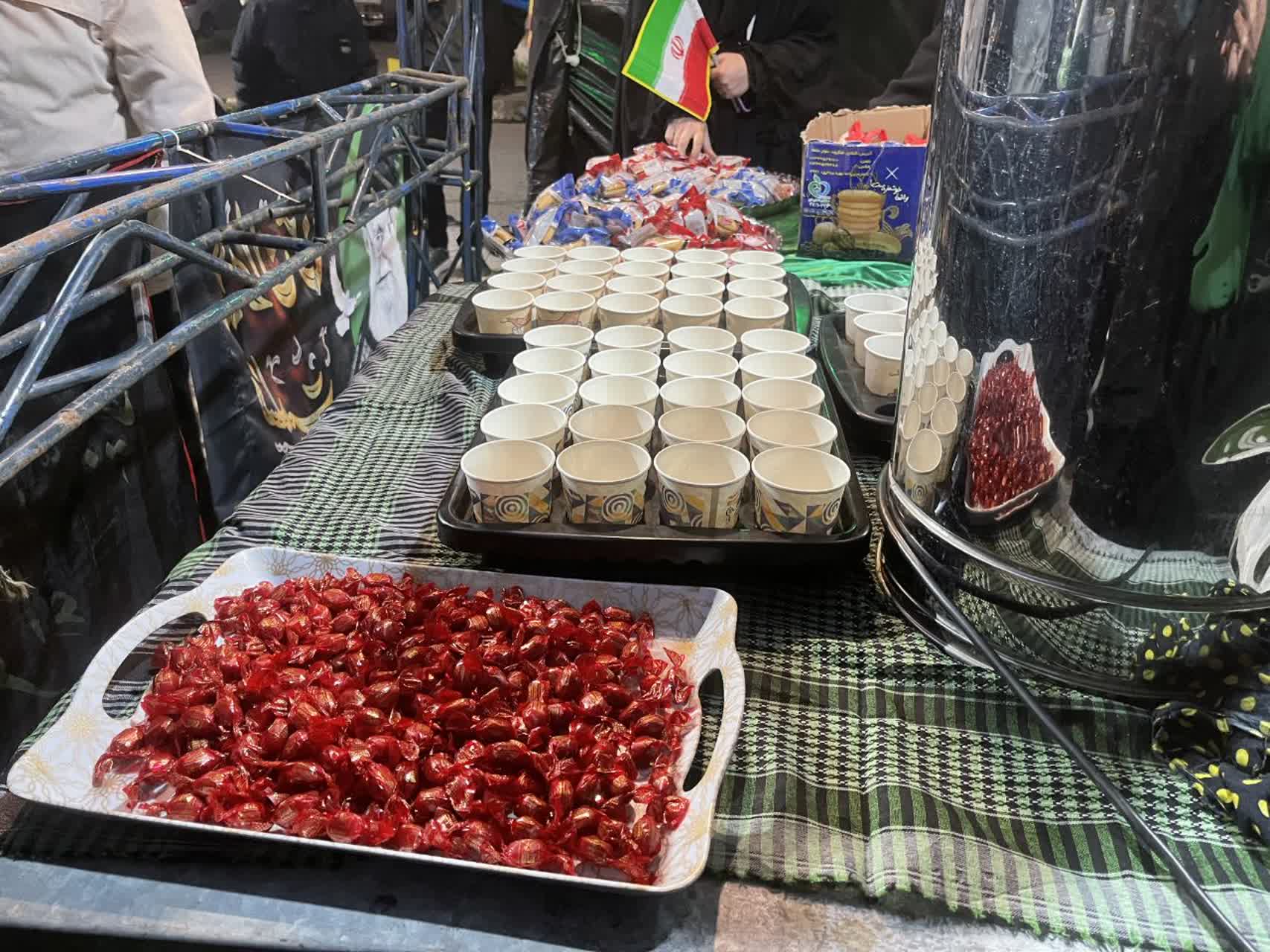 موکب عتبات عالیات خمام؛ از پلاکاردنویسی نوجوانان تا پذیرایی از مردم در شبهای جنگ