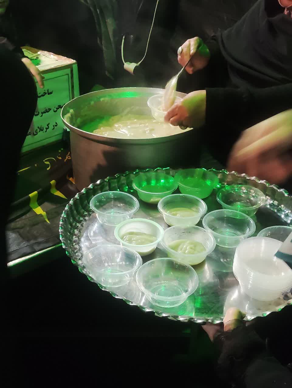 موکب عتبات عالیات خمام؛ از پلاکاردنویسی نوجوانان تا پذیرایی از مردم در شبهای جنگ