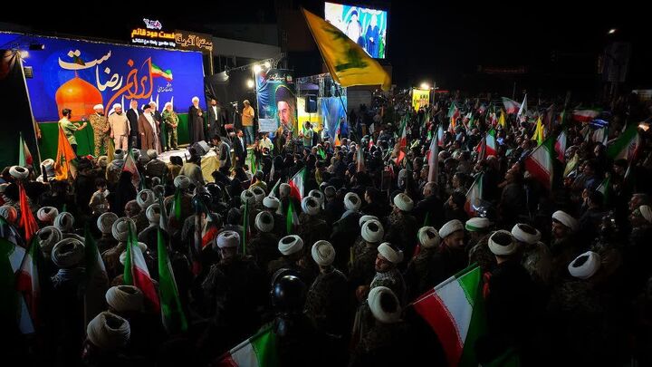 همه تابع رهبر باشند| ملت ایران بر سر ارزش‌های خود سازش نمی‌کند