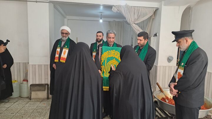 سایه حضرت خورشید بر سر بانوان پشتیبان جنگ