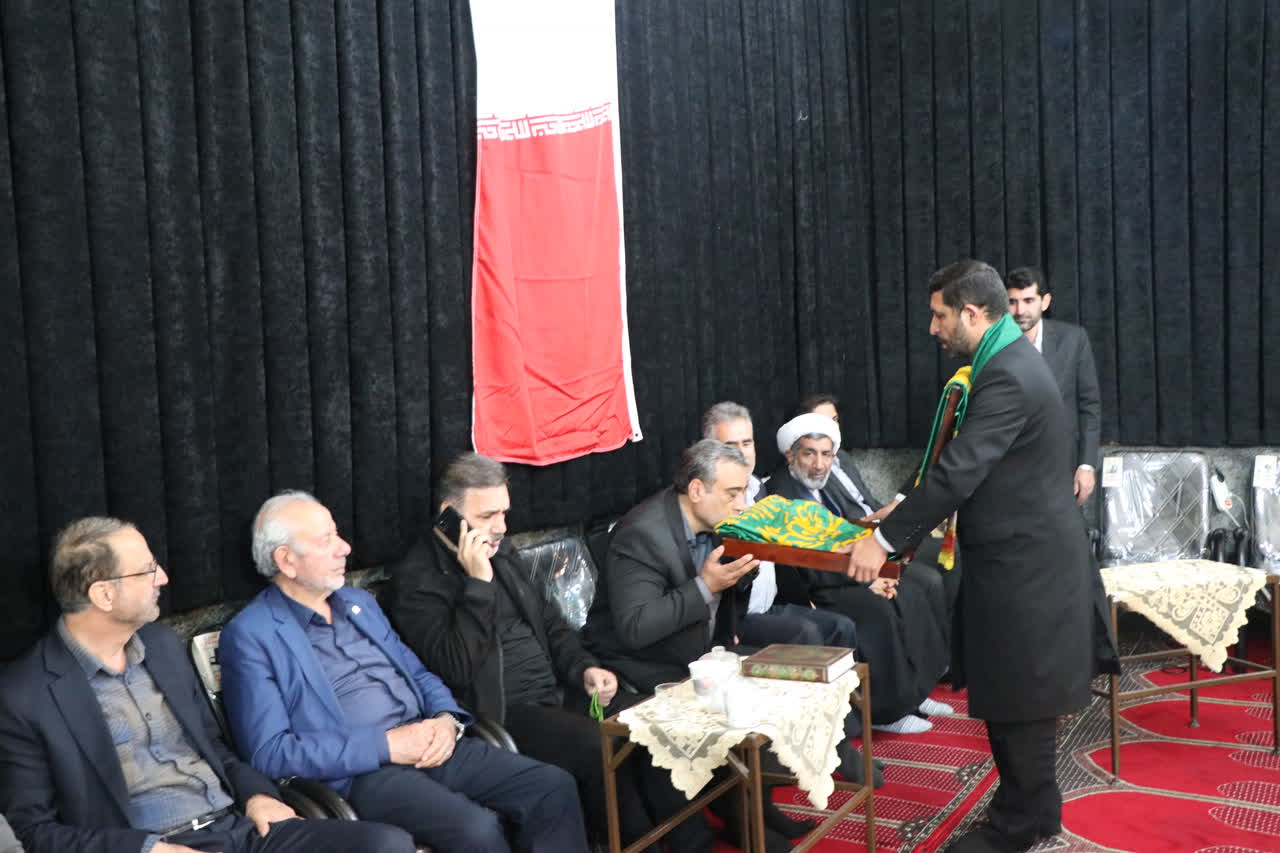 نسیم حرم در مسجد چاووشان/روایت دلدادگی جوانان در پناه گنبد طلا