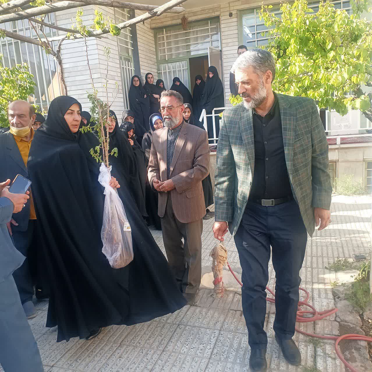 کاشت نهال به یاد شهدای جنگ رمضان شهرستان شاهرود