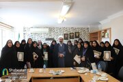 تجلیل از بانوان مسجدی فعال مراسم گلباران حرم در روز دختر