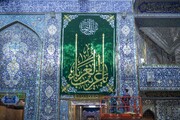 نصب کتیبه ویژه میلاد امام رضا(ع) در حرم حضرت عباس(ع) و بین الحرمین