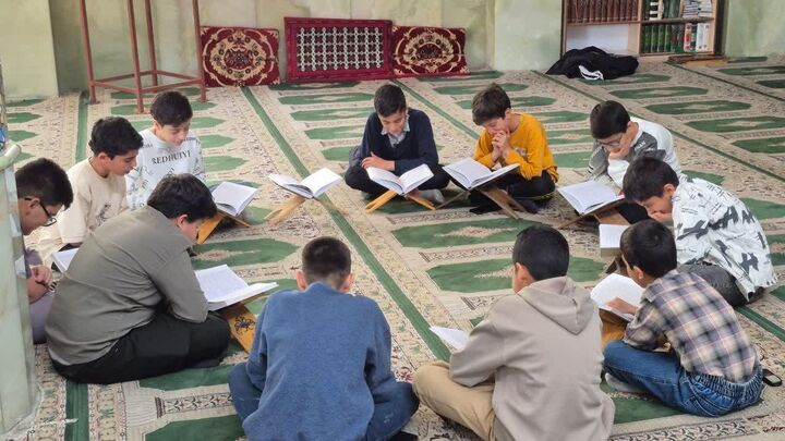 رویش دانایی در سایه قرآن؛ وقتی مسجد بروجن پناهگاه علم و تربیت نوجوانان می‌شود
