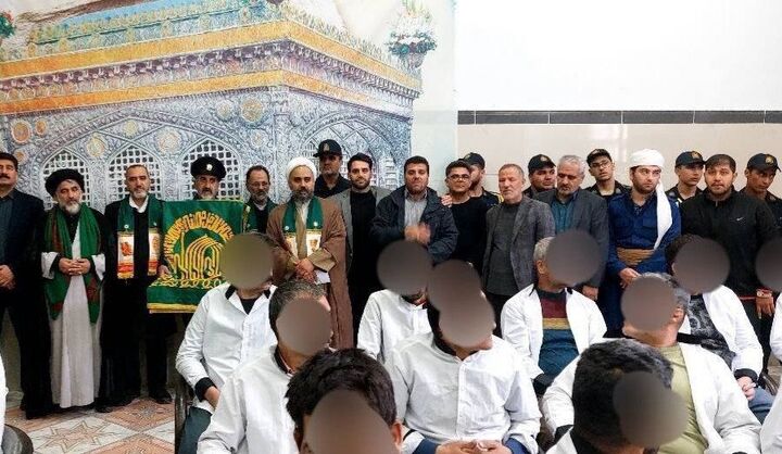 استقبال کارکنان و زندانیان قروه از پرچم متبرک امام رضا (ع) در زندان