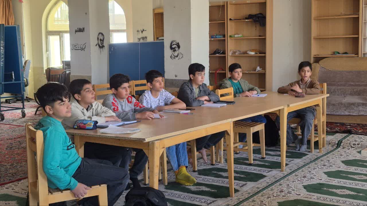 رویش دانایی در سایه قرآن؛ وقتی مسجد بروجن پناهگاه علم و تربیت نوجوانان میشود