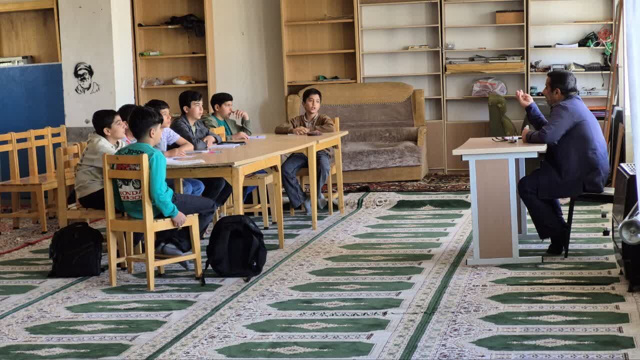 رویش دانایی در سایه قرآن؛ وقتی مسجد بروجن پناهگاه علم و تربیت نوجوانان می‌شود