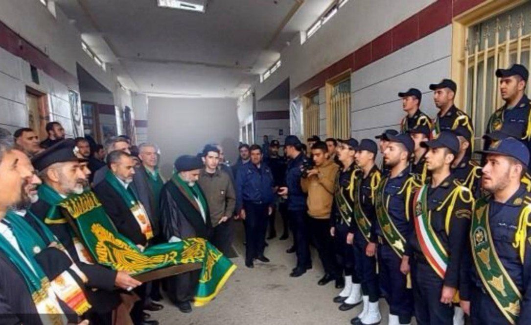 استقبال کارکنان و زندانیان قروه از پرچم متبرک امام رضا (ع) در زندان