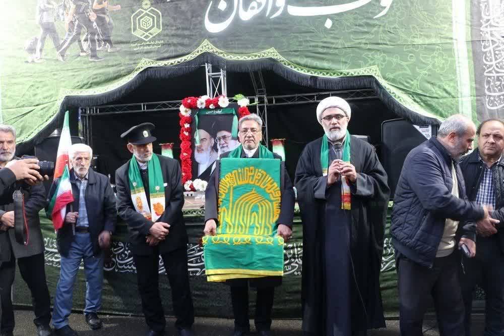 وقتی آسمان ارومیه به عشق امام رضا(ع) بارید و کودکان، اقتدار ایران را فریاد زدند