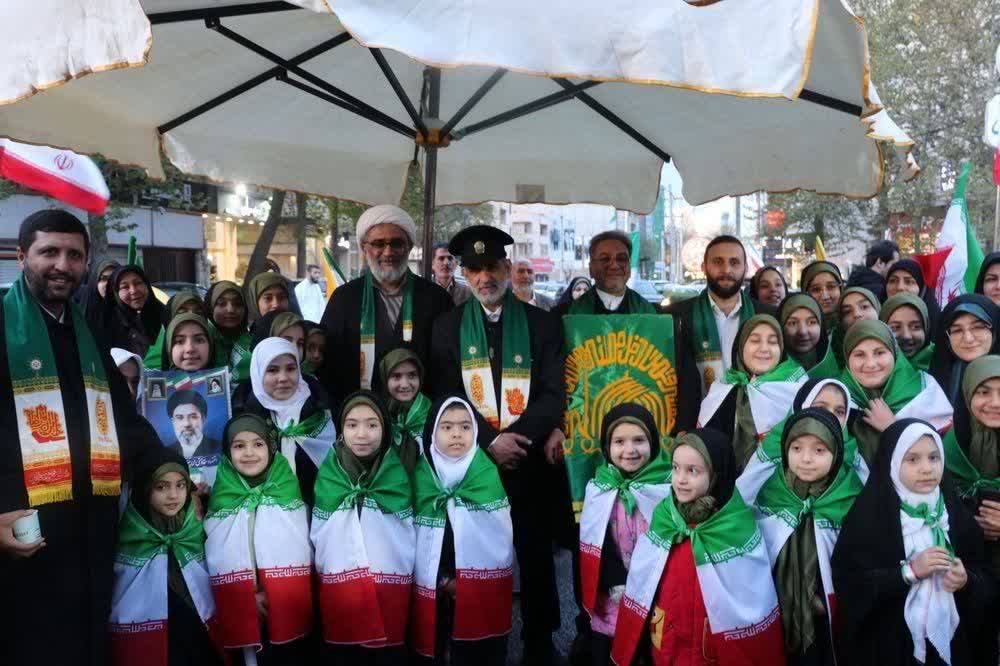 وقتی آسمان ارومیه به عشق امام رضا(ع) بارید و کودکان، اقتدار ایران را فریاد زدند