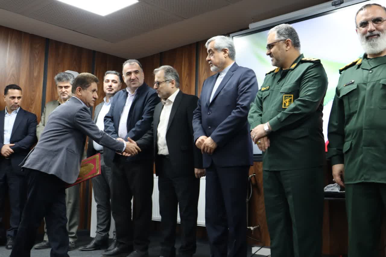 کارگران قهرمانان گمنام/ چرخه تولید در جنگ تحمیلی از حرکت باز نماند