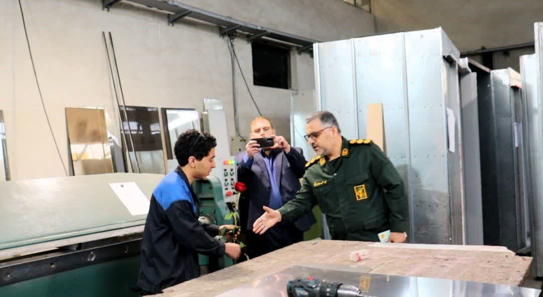 کارگران قهرمانان گمنام/ چرخه تولید در جنگ تحمیلی از حرکت باز نماند